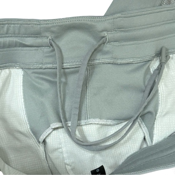 Lululemon T.H.E. Short Linerless 9" in Light Grey Men’s XL - Picture 4 of 7